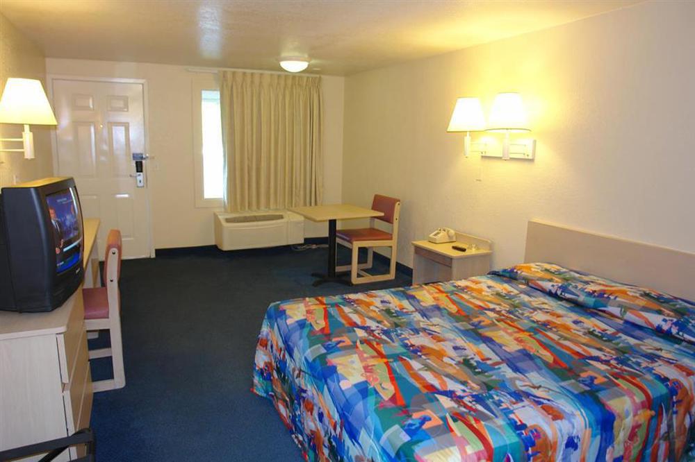 Rodeway Inn Windsor Mill Room photo