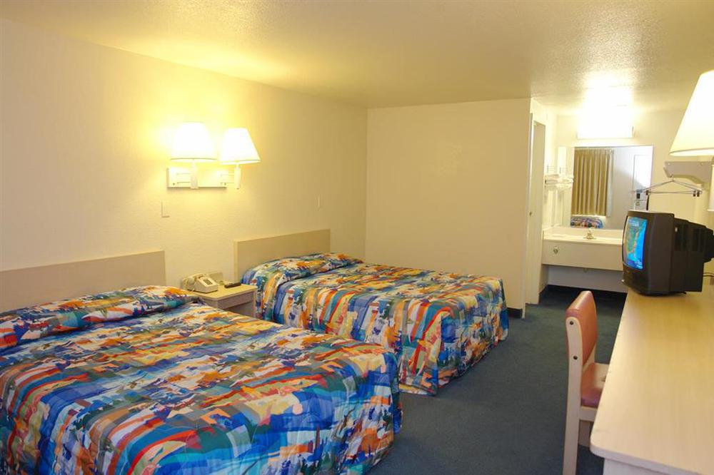 Rodeway Inn Windsor Mill Room photo