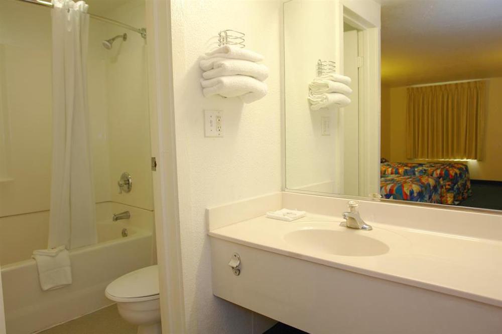 Rodeway Inn Windsor Mill Room photo