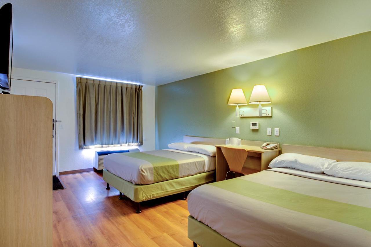 Rodeway Inn Windsor Mill Room photo